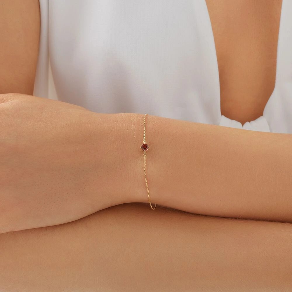 19cm (7.5")  Bracelet with Garnet in 10kt Yellow Gold