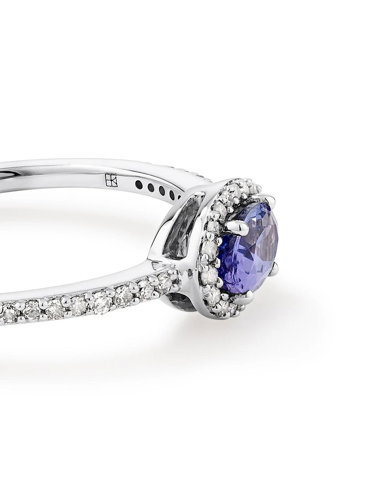 Bague Halo "East West" Avec Pierre Précieuse Tanzanite Bleue Taille Ovale Et 0,15 Carat Pt De Diamants En Or Blanc 10 Ct