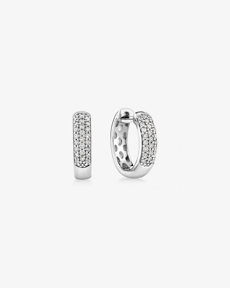 Anneaux courts en or blanc 10 K avec diamants totalisant 0,25 ct