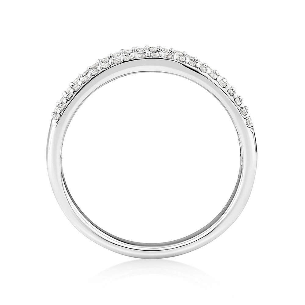 Bague en or blanc 10 K à rangs multiples de diamants totalisant 0,50 ct