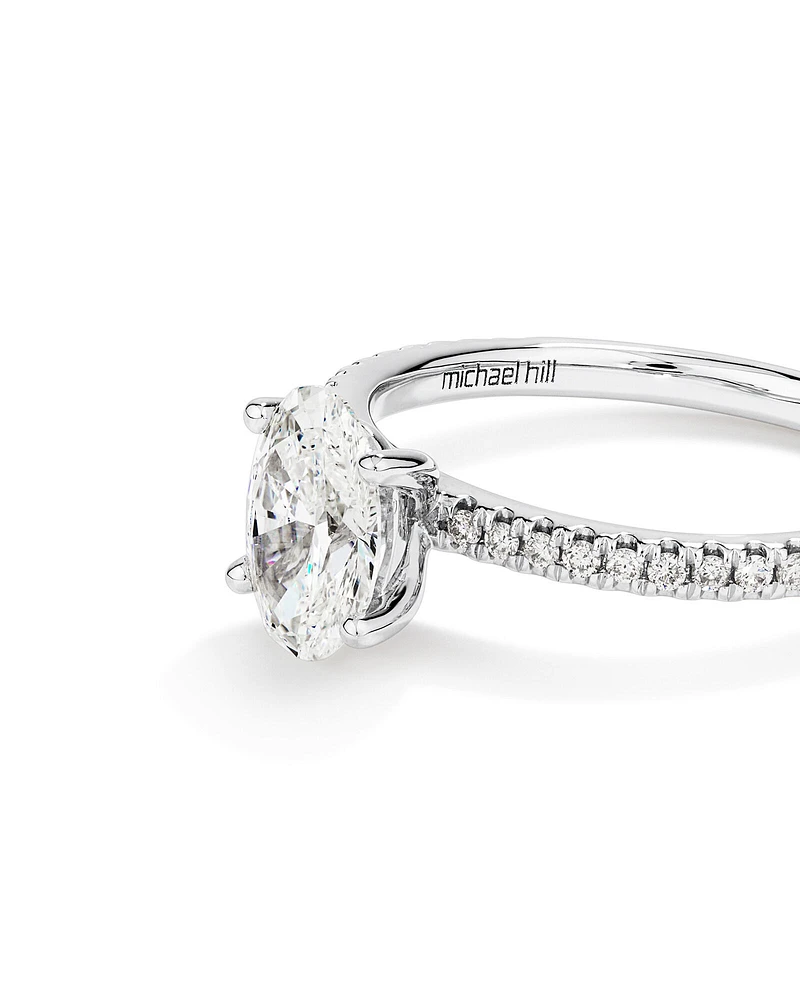 Bague de fiançailles avec diamants totalisant 1,14 ct  en or blanc 14 K. Ornée d'un diamant ovale de 1 ct créé en laboratoire en son centre, accompagné de diamants naturels totalisant 0,14 ct.