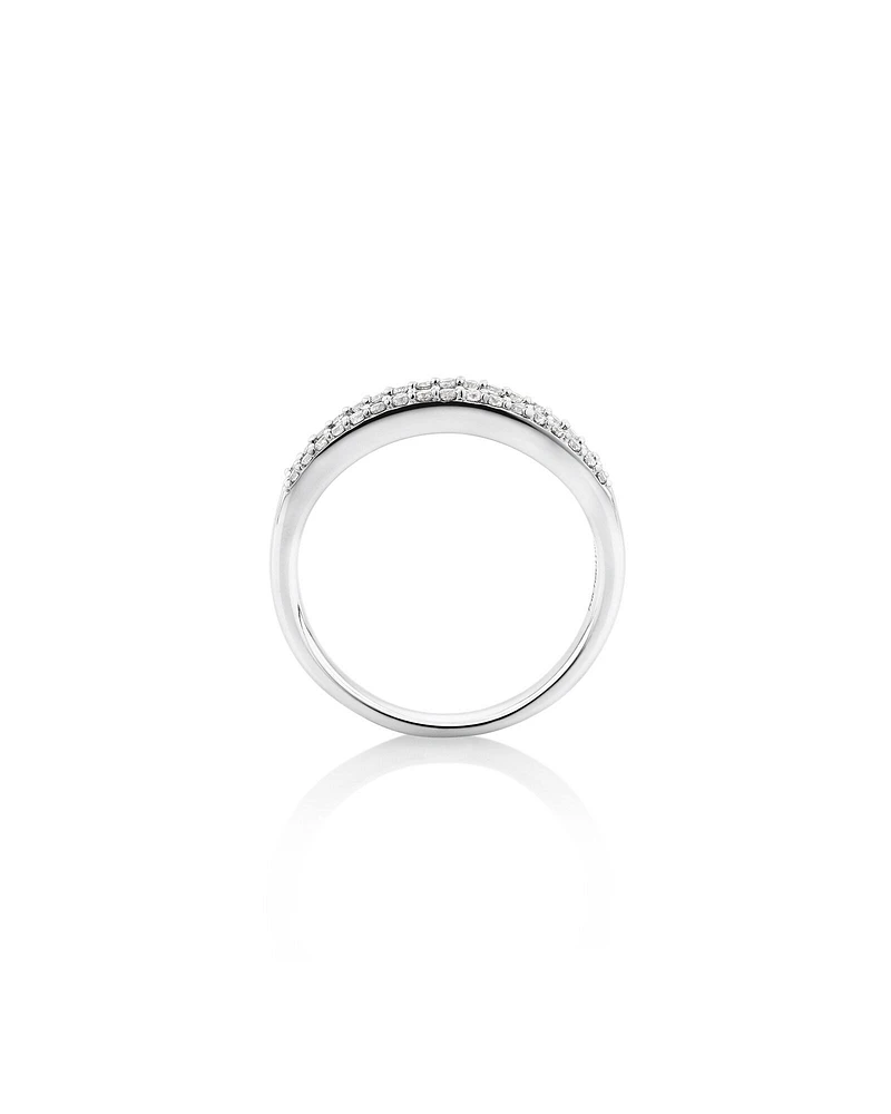 Bague en or blanc 10 K avec saphirs et diamants totalisant 0,29 ct