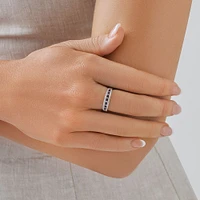 Bague en or blanc 10 K avec saphirs et diamants totalisant 0,29 ct