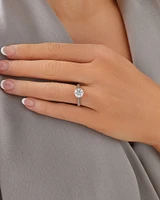 Bague à solitaire totalisant 2 ct en or blanc 14 K