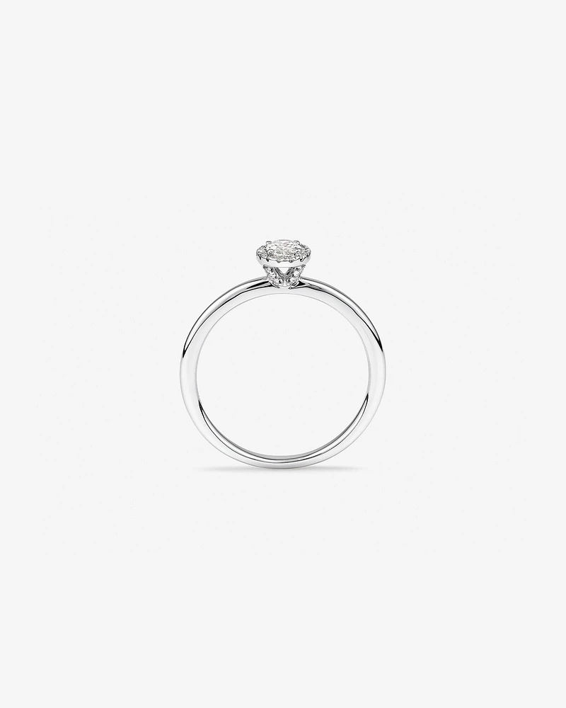 Bague de fiançailles halo en or blanc 14 carats avec diamant taille ovale d'un poids total de 0,31 carat.