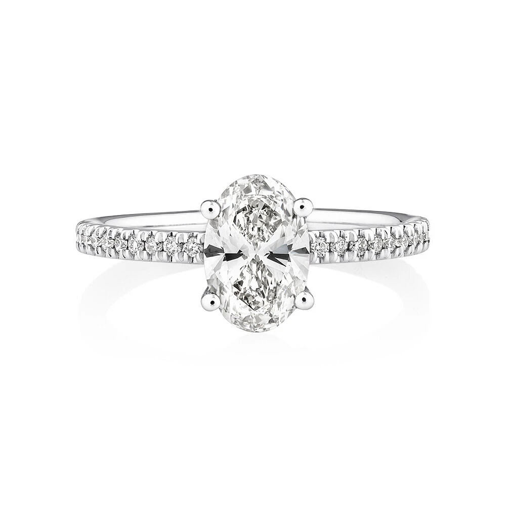 Bague de fiançailles avec diamants totalisant 1,14 ct  en or blanc 14 K. Ornée d'un diamant ovale de 1 ct créé en laboratoire en son centre, accompagné de diamants naturels totalisant 0,14 ct.