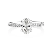 Bague de fiançailles avec diamants totalisant 1,14 ct  en or blanc 14 K. Ornée d'un diamant ovale de 1 ct créé en laboratoire en son centre, accompagné de diamants naturels totalisant 0,14 ct.