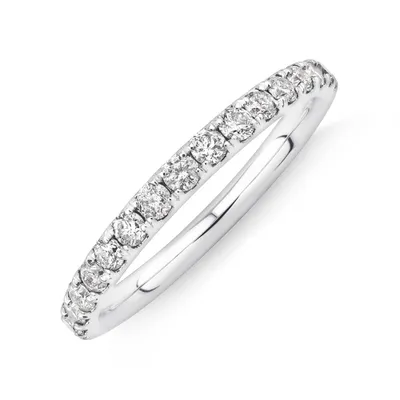 Alliance en or blanc 14 K avec diamants totalisant 0,50 ct