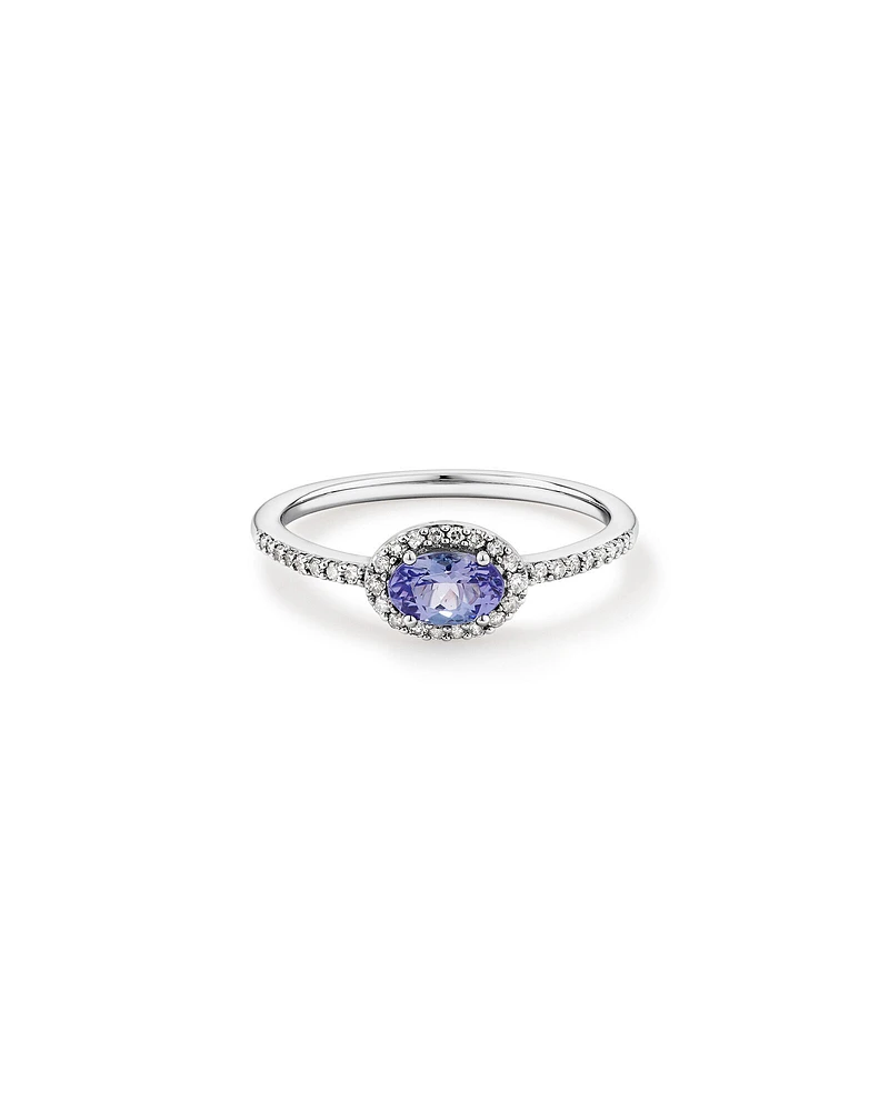 Bague Halo "East West" Avec Pierre Précieuse Tanzanite Bleue Taille Ovale Et 0,15 Carat Pt De Diamants En Or Blanc 10 Ct