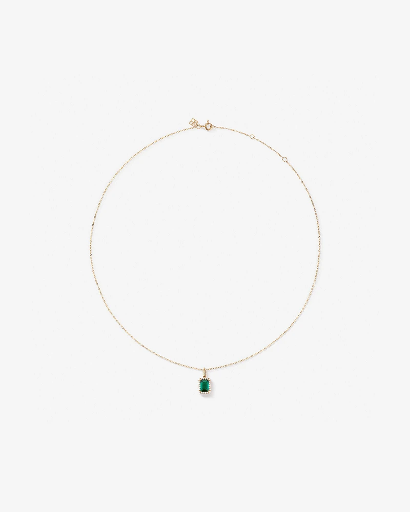 Pendentif en or jaune 10 carats avec chaîne et émeraude verte synthétique taillée en émeraude et halo de diamants