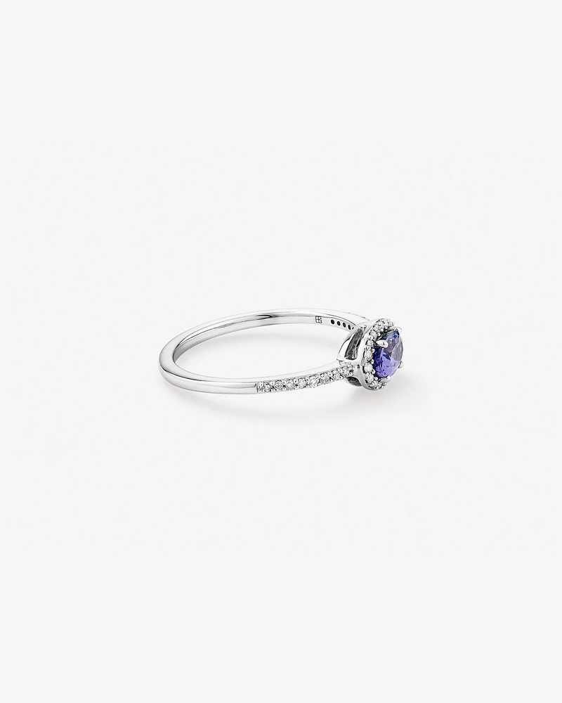 Bague Halo "East West" Avec Pierre Précieuse Tanzanite Bleue Taille Ovale Et 0,15 Carat Pt De Diamants En Or Blanc 10 Ct