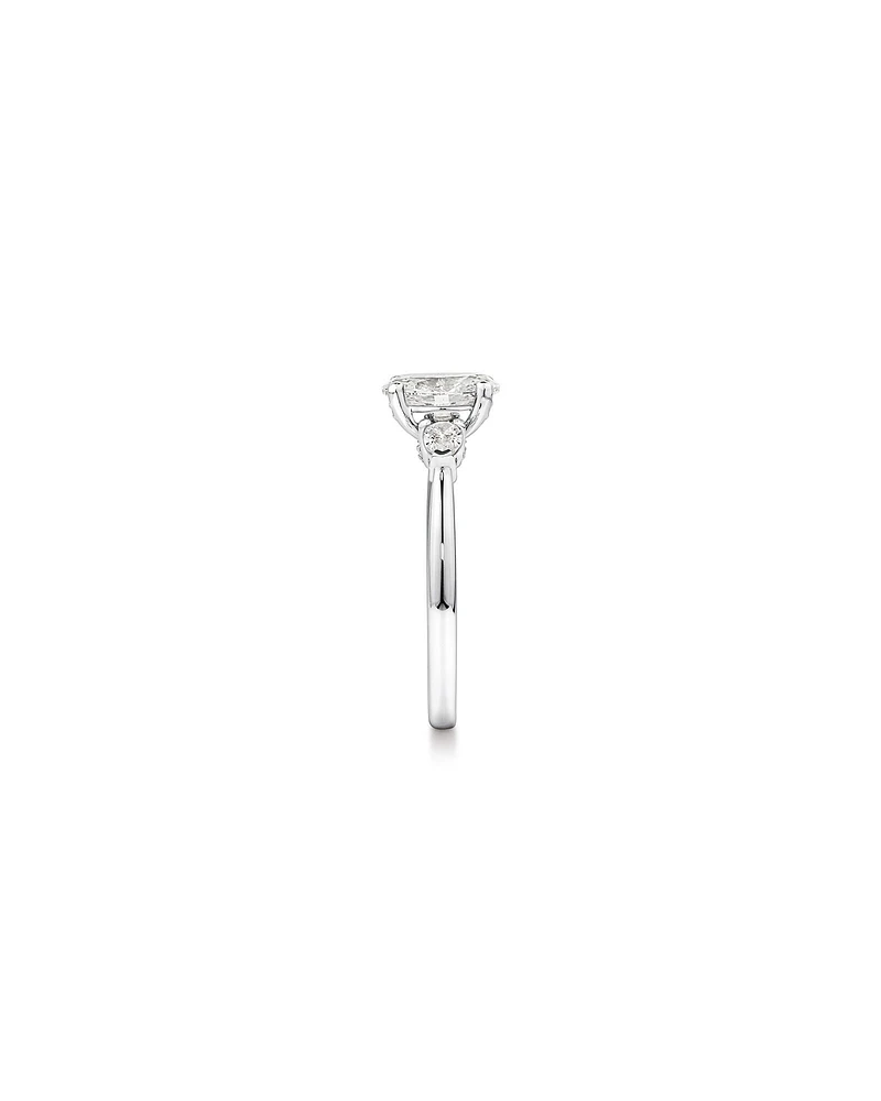 1,10 Carat Poids Total Bague De Fiançailles Trois Pierres Coupe Ovale Et Poire Avec Halo Caché, En Platine