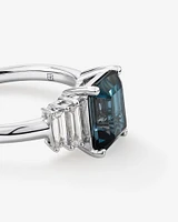 Bague Avec Topaze Bleue De Londres Taille Émeraude Et 0,30 Carat Pt De Diamants Taille Baguette En Or Blanc 14 Ct