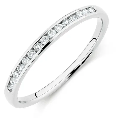 Alliance en or blanc 14 K avec diamants totalisant 0,25 ct