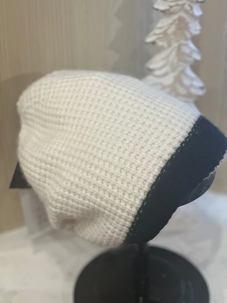 Waffle Beanie Slope Hat in White & Black