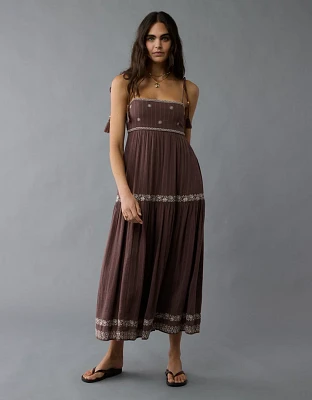 Robe mi-longue brodée à taille empire AE