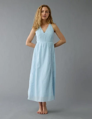 Robe mi-longue brodée à encolure en V AE