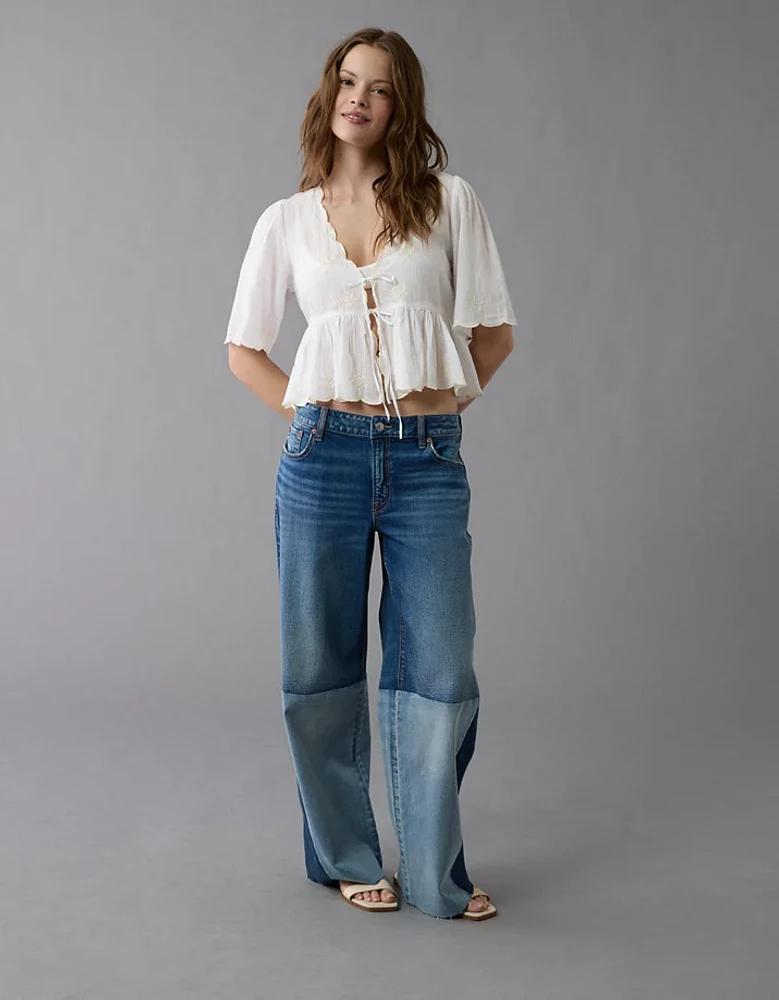 Blouse avec encolure en V nouée à l’avant brodée AE