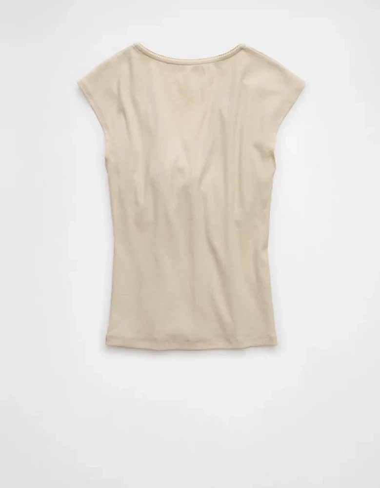 Petit t-shirt à encolure en V avec boucle AE