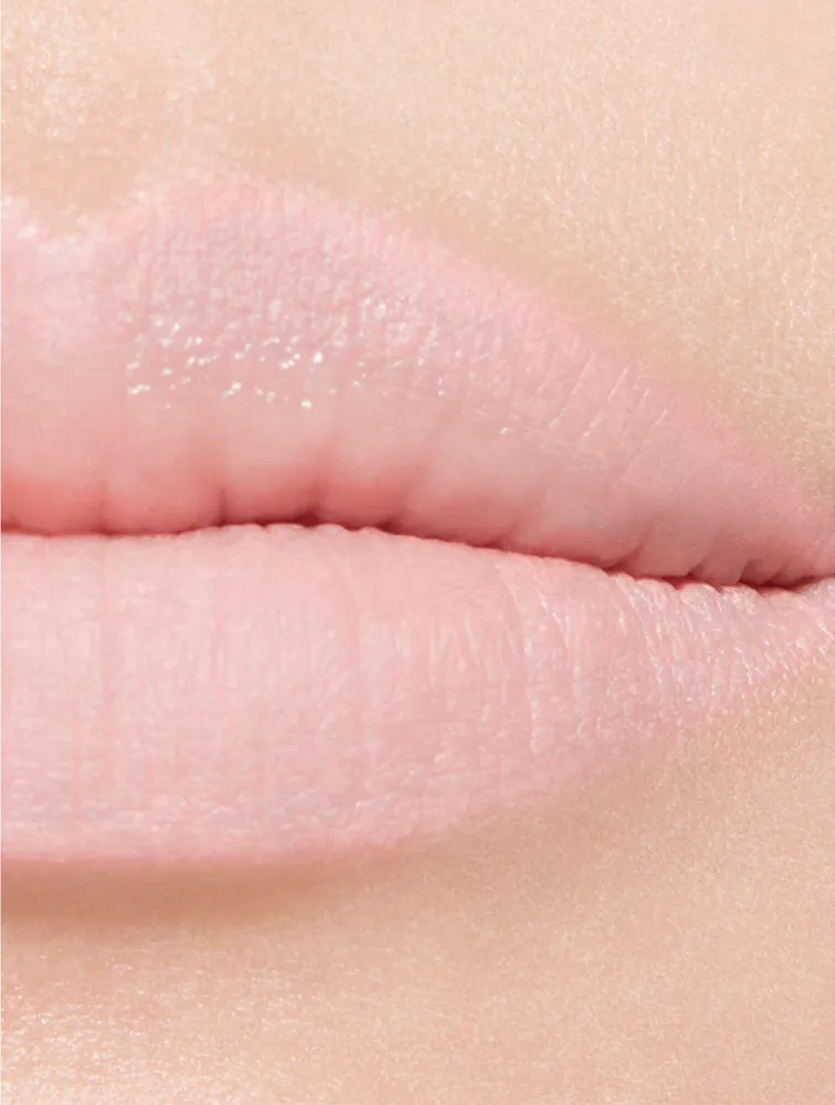 Hydrating And Plumping Lipstick. Intense, Long-Lasting Colour And Shine