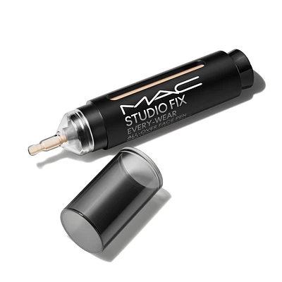 2 en 1 / Base y Corrector Studio Fix Every-Wear All-Over Face Pen