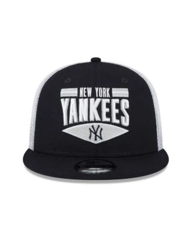 Men's New Era York Yankees Blackout Trucker 9FIFTY Snapback Hat