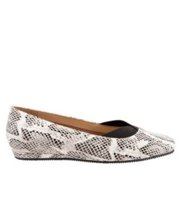 SoftWalk Women's Vianna Flat | Connecticut Post Mall