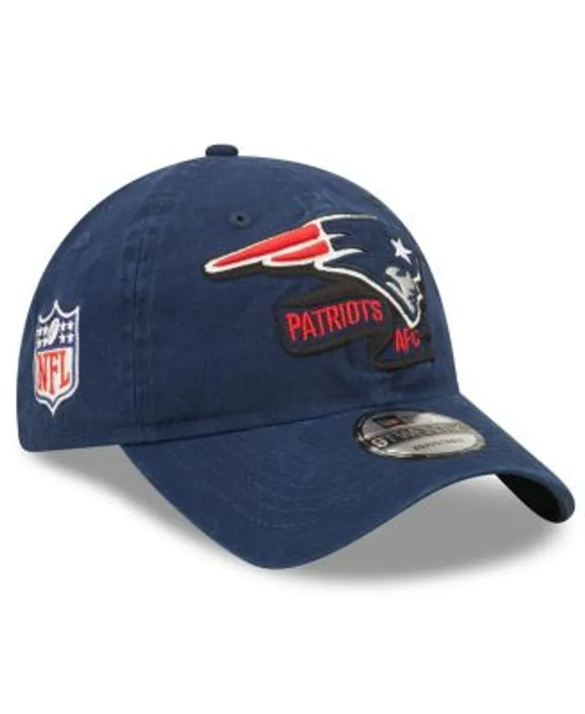 Men's New Era Cream/Navy New England Patriots 2022 Sideline Sport Cuffed  Pom Knit Hat