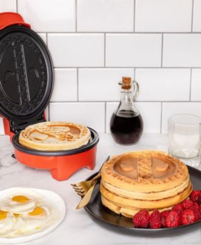 Uncanny Brands Marvel Iron Man Waffle Maker -Shellhead's Helmet on Your  Waffles- Waffle Iron