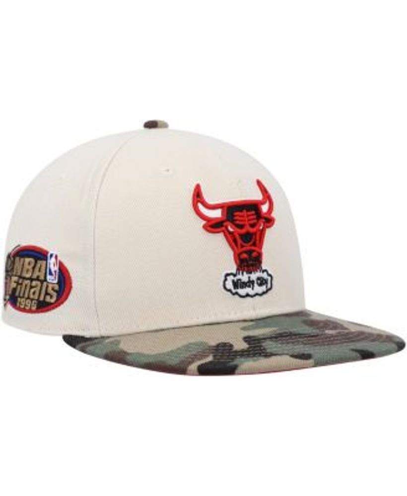 Mitchell & Ness Men's Cream, Camo Chicago Bulls Hardwood Classics 1996 NBA  Finals Off White Fitted Hat