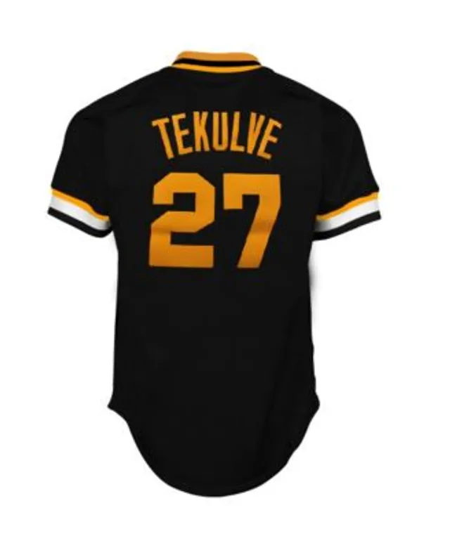 Kent Tekulve #27 of the Pittsburgh Pirates pitches against the New