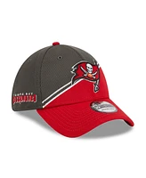 Men's New Era Pewter, Red Tampa Bay Buccaneers 2023 Sideline 39THIRTY Flex Hat