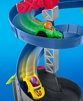 Little People Hot Wheels Spiral Stunt Speedway Playset with 2 Cars & Accessories
