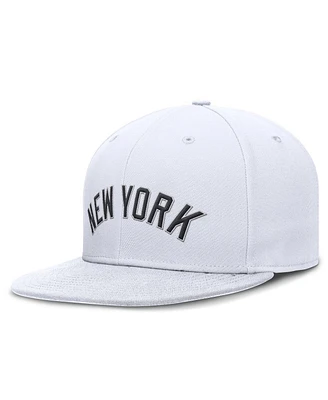 Nike Men's White New York Yankees True Performance Fitted Hat