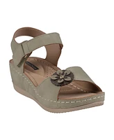 Gc Shoes Women's Maxwell Flower Detail Wedge Sandals