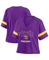 Wear by Erin Andrews Women's Purple Minnesota Vikings Color Block Boxy Modest Crop V-neck T-shirt