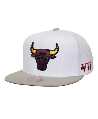 Mitchell & Ness Men's White/Gray Chicago Bulls Core Snapback Hat