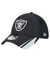 New Era Men's Black Las Vegas Raiders Game Day Linear 39THIRTY Flex Hat