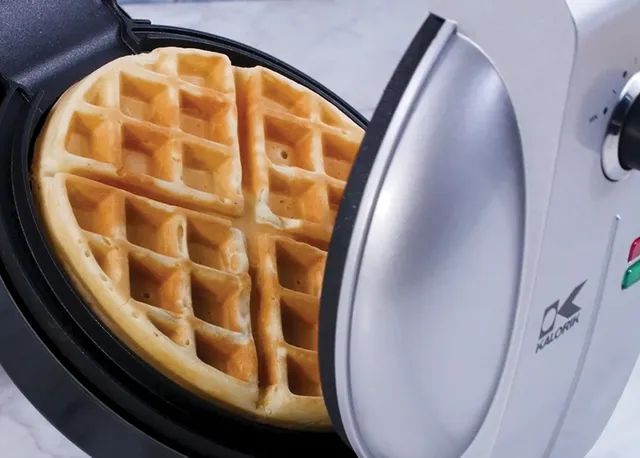 Betty Crocker Waffle Maker - Black