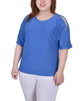 Plus Short Sleeve Honeycomb Textured Grommet Top