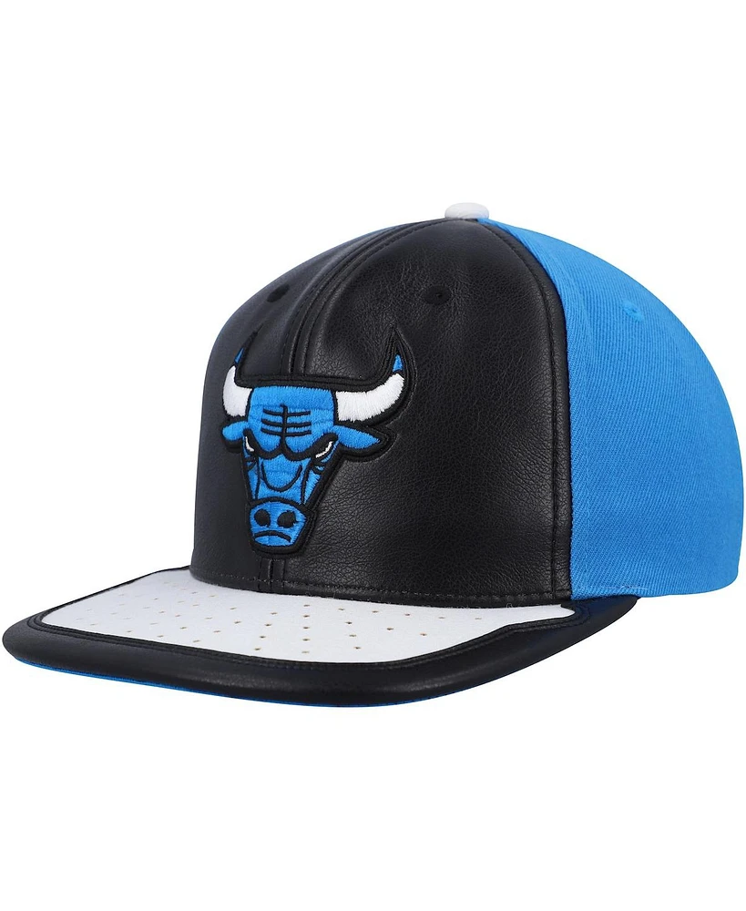 Men's Mitchell & Ness Black, White Chicago Bulls Day One Snapback Hat