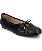 Journee Collection Women's Callee Keyhole Ballet Flats