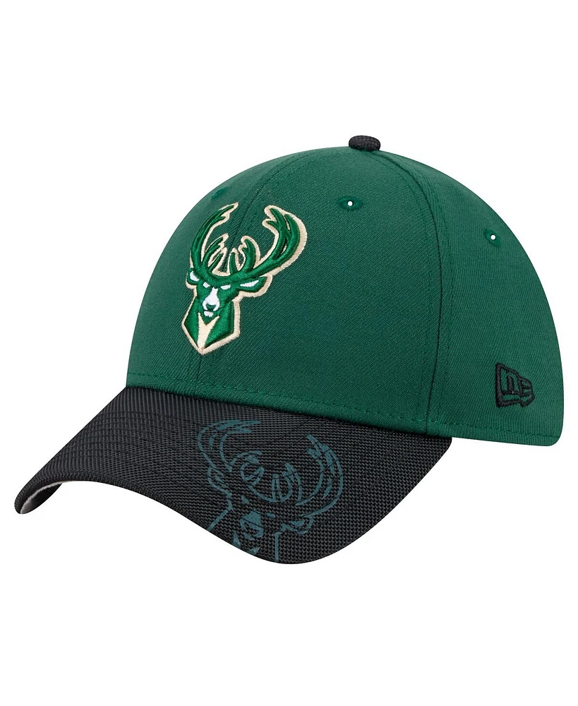 New Era Men's Hunter Green Milwaukee Bucks Sport Night Visor Hit 39THIRTY Flex Hat