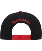 Men's Mitchell & Ness Black and Red Chicago Bulls Hardwood Classics Sharktooth Snapback Hat