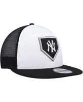 Men's New Era White and Black New York Yankees 2022 Clubhouse Trucker 9FIFTY Snapback Hat