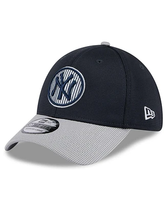 New Era Men's Gray/Navy York Yankees 2025 Batting Practice 39THIRTY Flex Hat