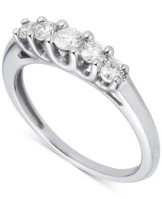 Diamond Graduated Band (1/2 ct. t.w.) in 14k White Gold