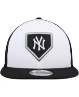 Men's New Era White and Black New York Yankees 2022 Clubhouse Trucker 9FIFTY Snapback Hat