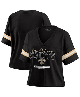 Wear by Erin Andrews Women's Black New Orleans Saints Color Block Boxy Modest Crop V-neck T-shirt