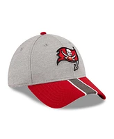 New Era Men's Heather Gray/Red Tampa Bay Buccaneers Striped 39THIRTY Flex Hat